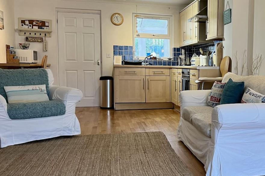Driftwood Cottage, Porthleven village,  own drive, 2 bedrooms, Wifi.