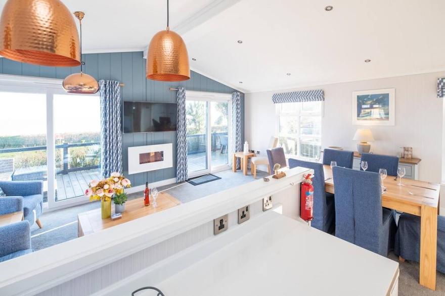 Sea Breeze  - sleeps 6 guests  in 3 bedrooms