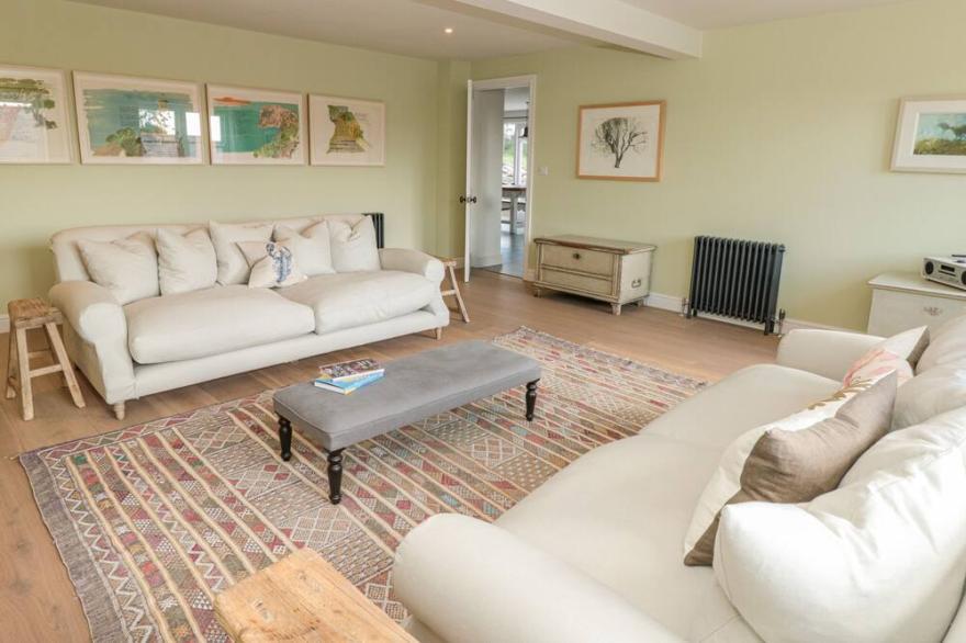WILLOW COTTAGE, family friendly, luxury holiday cottage in Dartmouth