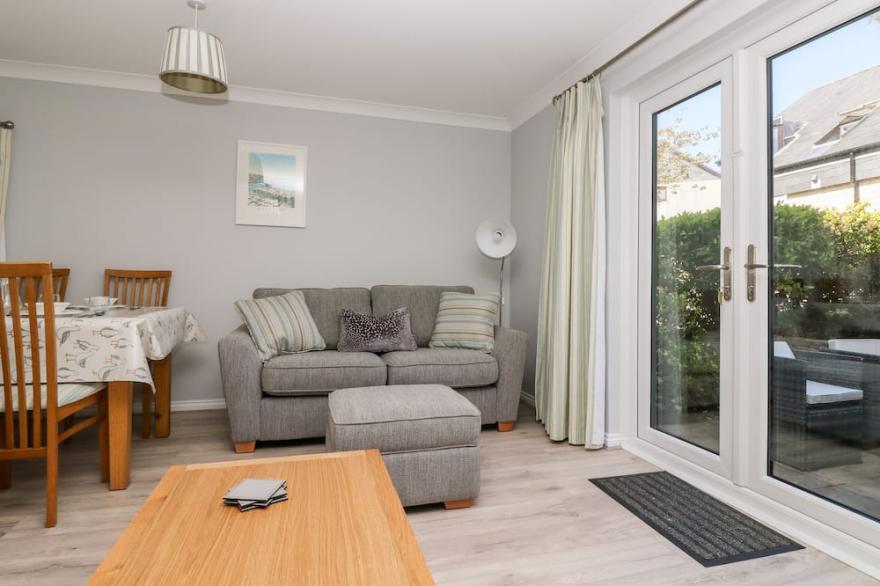BRAMBLE COTTAGE, family friendly, with pool in Maenporth, Cornwall