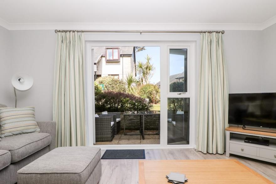 BRAMBLE COTTAGE, family friendly, with pool in Maenporth, Cornwall