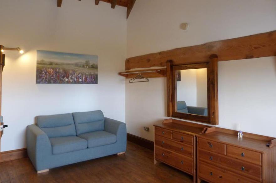 The Granary Barn, Sleeps 10, has Endless Character & Charm in a Rural Setting...