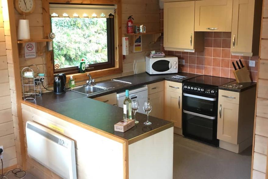 Lodge With Sun Deck & Enclosed Garden.  Access to nearby private fishing lakes