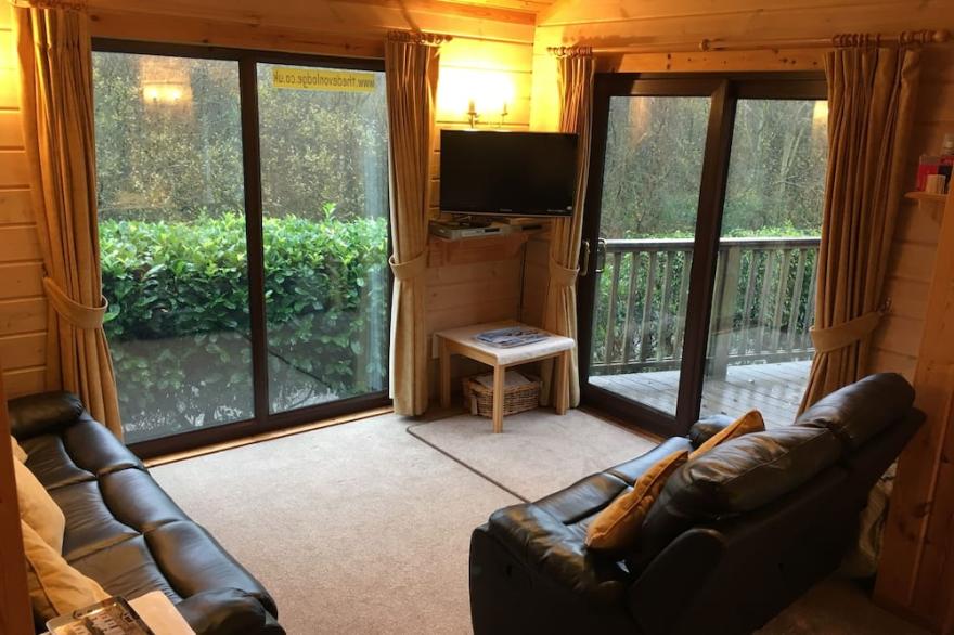 Lodge With Sun Deck & Enclosed Garden.  Access to nearby private fishing lakes