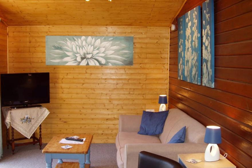 LLWYNAU FARM, CASTELLAU, LLANTRISANT - 12 MILES FROM CARDIFF
