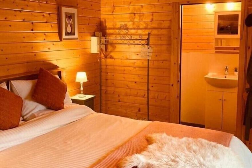 Sunset Lodge: Lakeside Log Cabin for 2 with Hot Tub at Kingfisher Lakes Glamping