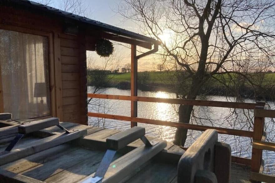 Sunset Lodge: Lakeside Log Cabin for 2 with Hot Tub at Kingfisher Lakes Glamping