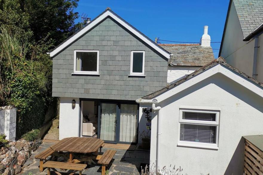 HAWTHORN COTTAGE, pet friendly, country holiday cottage in St Teath