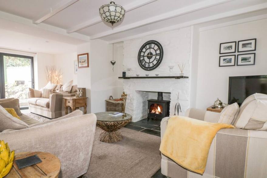 HAWTHORN COTTAGE, pet friendly, country holiday cottage in St Teath