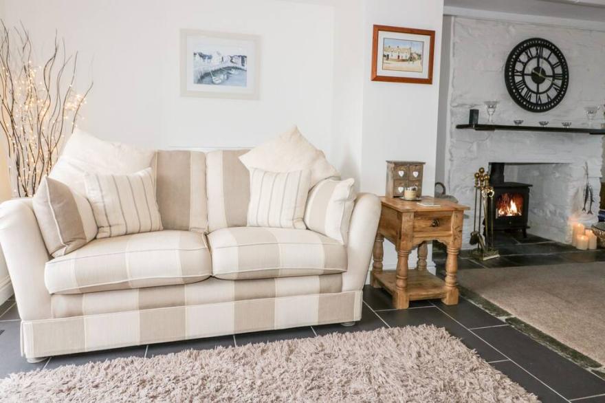 HAWTHORN COTTAGE, pet friendly, country holiday cottage in St Teath
