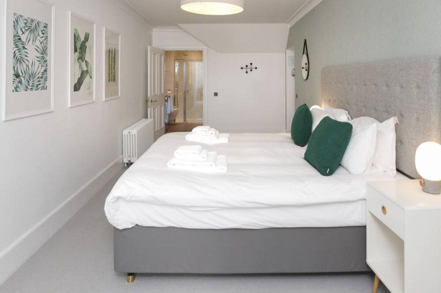 A lews castle that sleeps 2 guests  in 1 bedroom