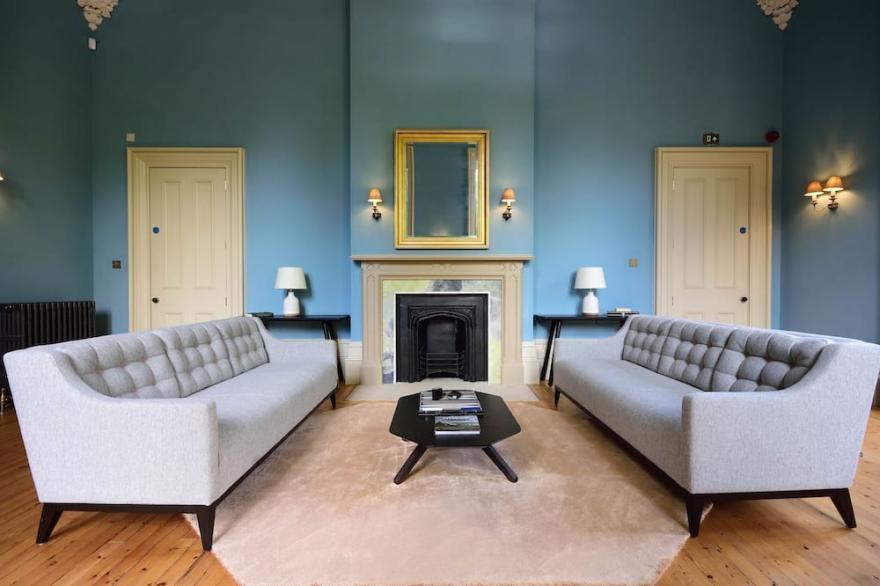 A lews castle that sleeps 6 guests  in 3 bedrooms