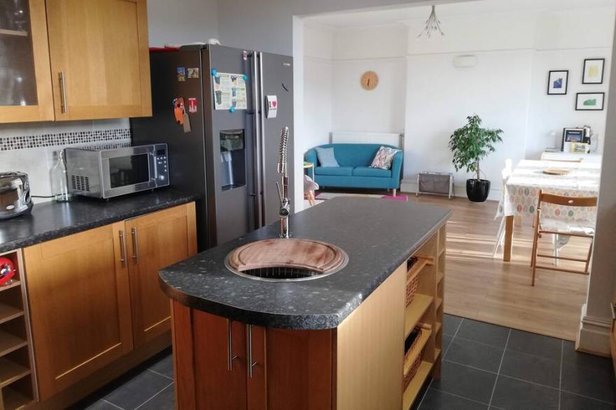 4 bedrooms family home with fantastic hills views