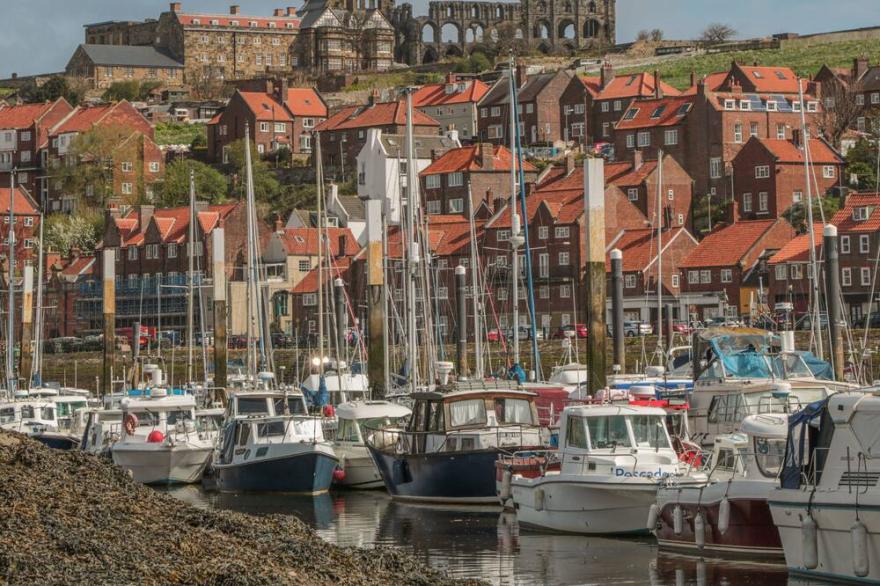 LEMONADE COTTAGE, family friendly, with a garden in Whitby