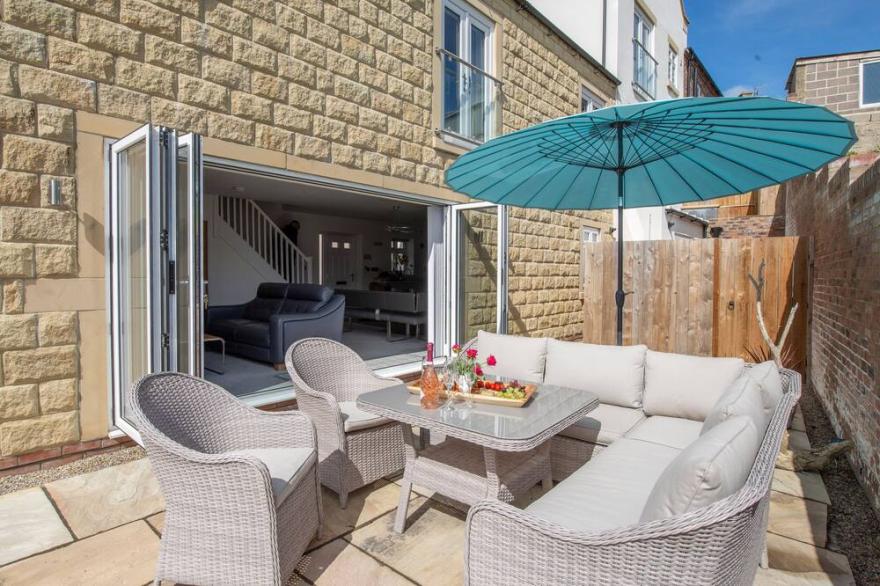 LEMONADE COTTAGE, family friendly, with a garden in Whitby