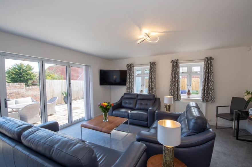 LEMONADE COTTAGE, family friendly, with a garden in Whitby