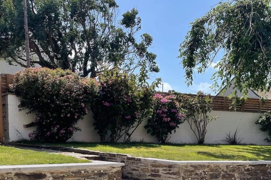 Modern, walking distance to amenities, parking & enclosed garden.