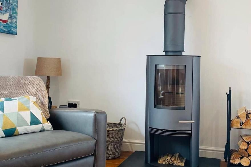 Modern, walking distance to amenities, parking & enclosed garden.