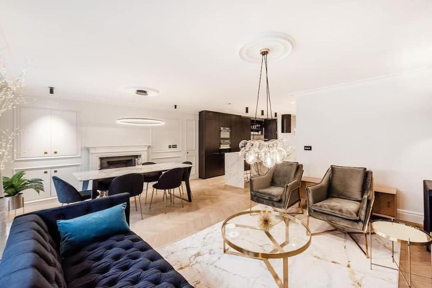 STUNNING MAYFAIR HOME SLEEPS 4