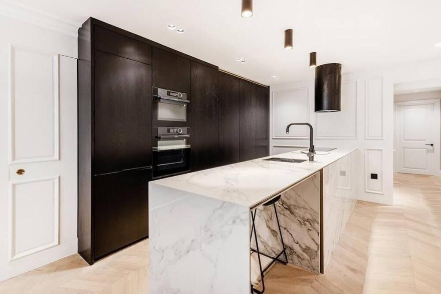 STUNNING MAYFAIR HOME SLEEPS 4