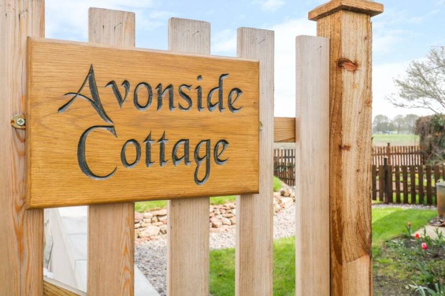 AVONSIDE COTTAGE, pet friendly, with a garden in Pill, Somerset