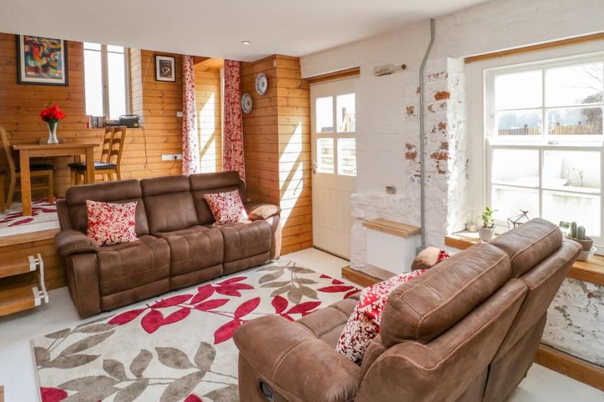 AVONSIDE COTTAGE, pet friendly, with a garden in Pill, Somerset