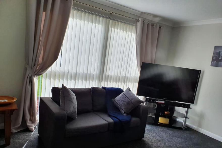 Comfortable Modern Ground Floor Apartment 20 minutes from Glasgow Centre