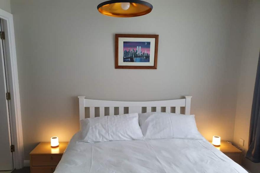 Comfortable Modern Ground Floor Apartment 20 minutes from Glasgow Centre