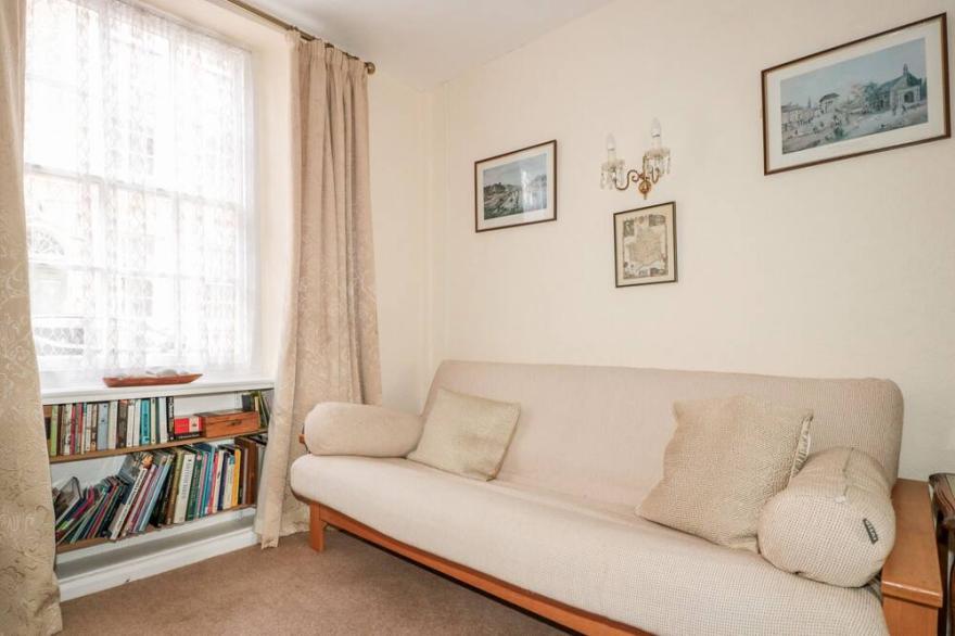 7 GLENDOWER STREET, family friendly, with a garden in Monmouth