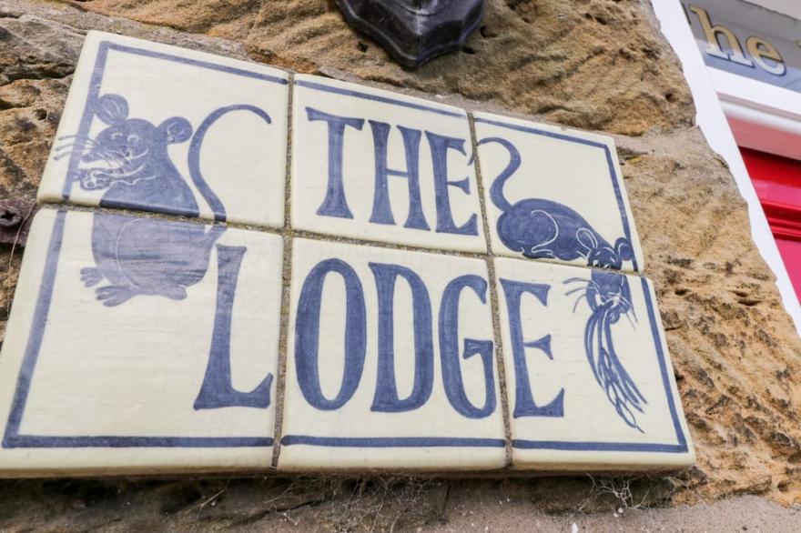THE LODGE, pet friendly, character holiday cottage in Whitby