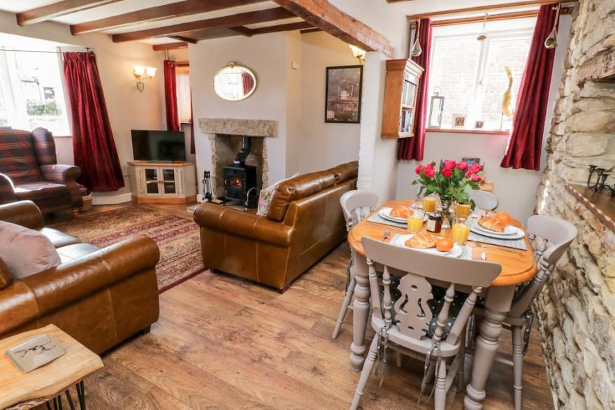 THE LODGE, pet friendly, character holiday cottage in Whitby