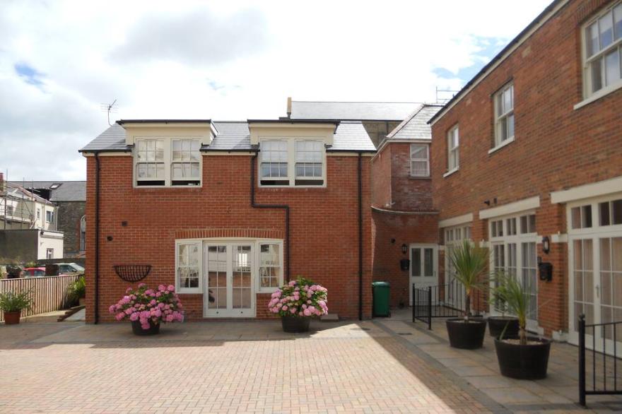 Luxury Mews House in Tranquil Courtyard. Central Ryde. 5 Minutes Walk to Beach.