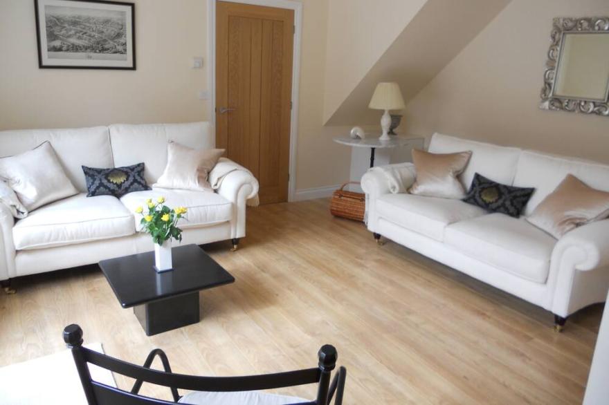Luxury Mews House in Tranquil Courtyard. Central Ryde. 5 Minutes Walk to Beach.