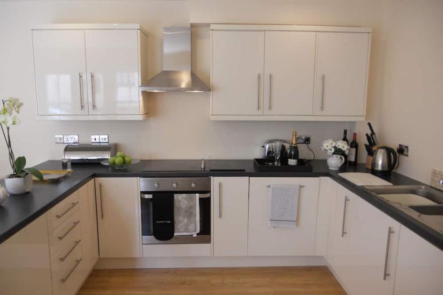 Luxury Mews House in Tranquil Courtyard. Central Ryde. 5 Minutes Walk to Beach.