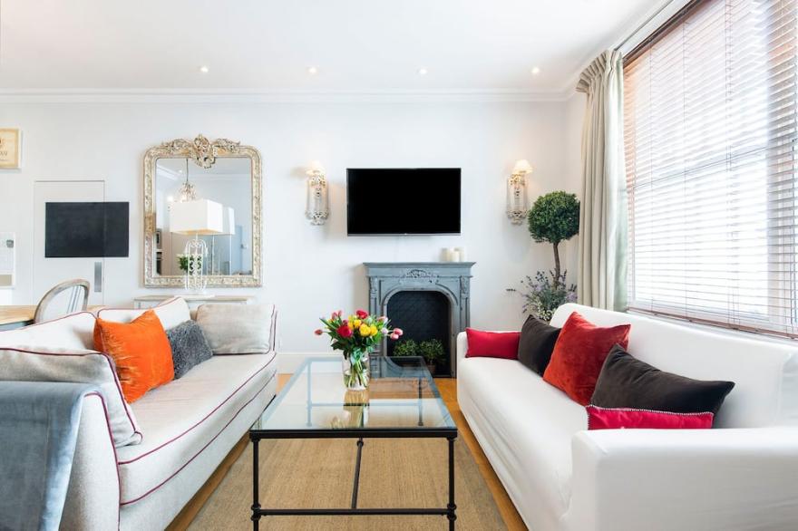 Mindblowingly Stylish Kensington Mews House w/Terrace in Heart of it All!