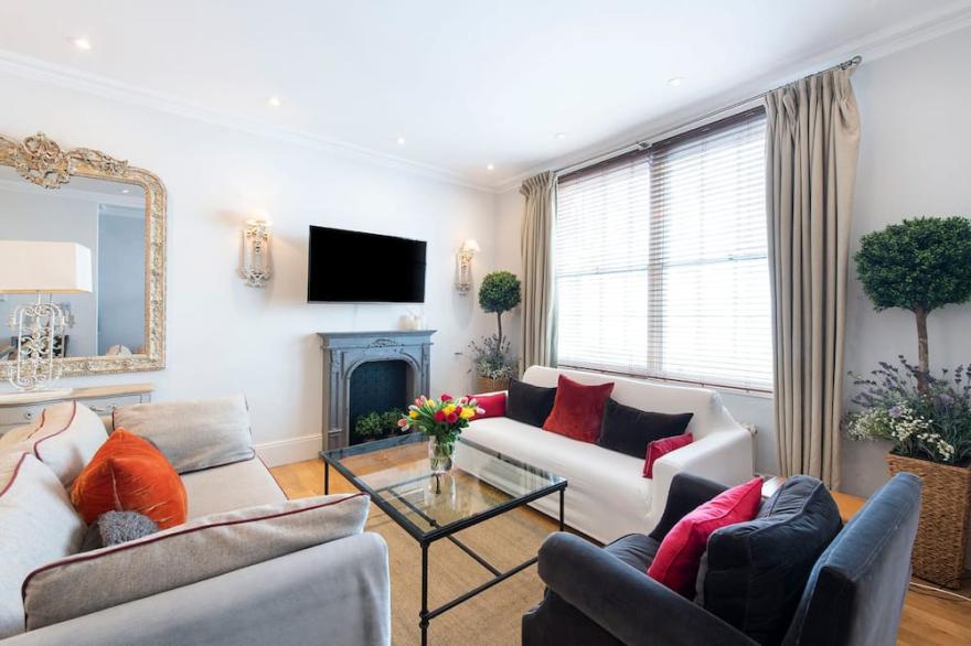 Mindblowingly Stylish Kensington Mews House w/Terrace in Heart of it All!
