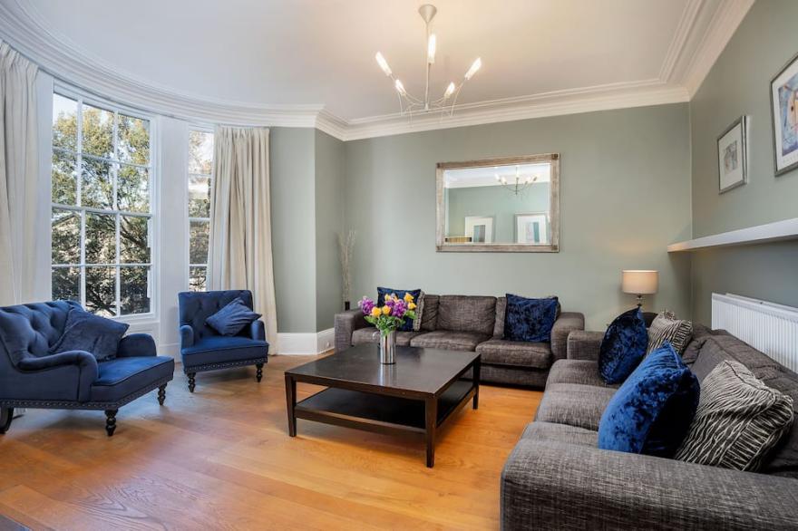 Elegant Townhouse, Sleeps 12, Close beach/town, 4 bath/showers, Sky Sports