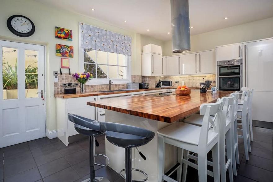 Elegant Townhouse, Sleeps 12, Close beach/town, 4 bath/showers, Sky Sports