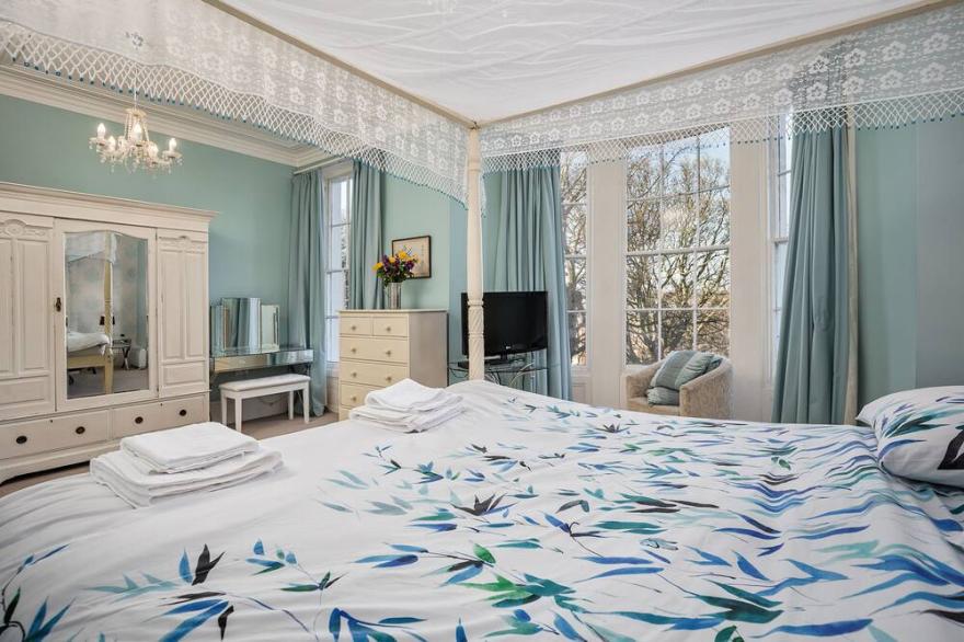 Elegant Townhouse, Sleeps 12, Close beach/town, 4 bath/showers, Sky Sports