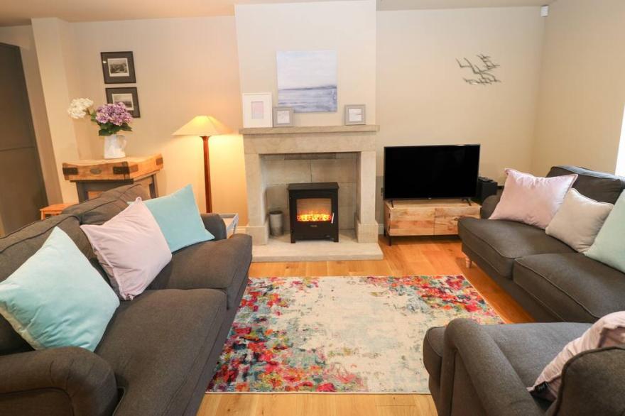 1 STANSFIELD MEWS, pet friendly, luxury holiday cottage in Cononley