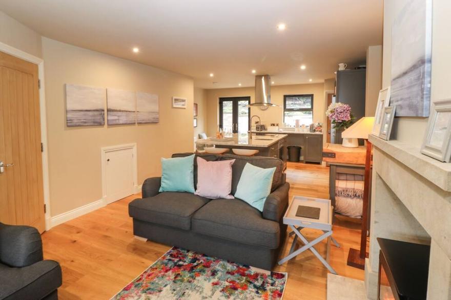 1 STANSFIELD MEWS, pet friendly, luxury holiday cottage in Cononley