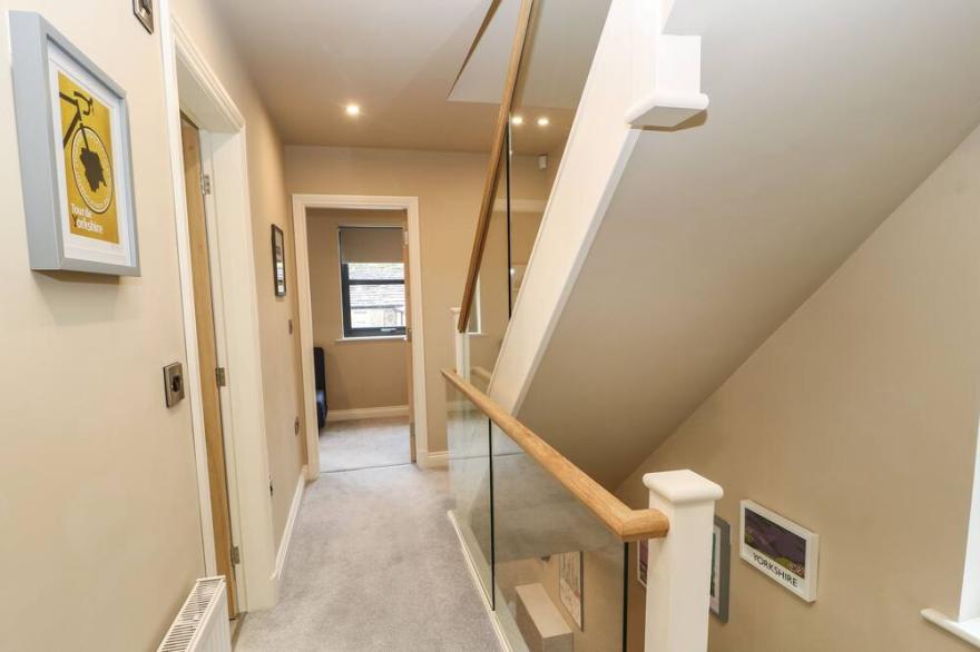 1 STANSFIELD MEWS, pet friendly, luxury holiday cottage in Cononley