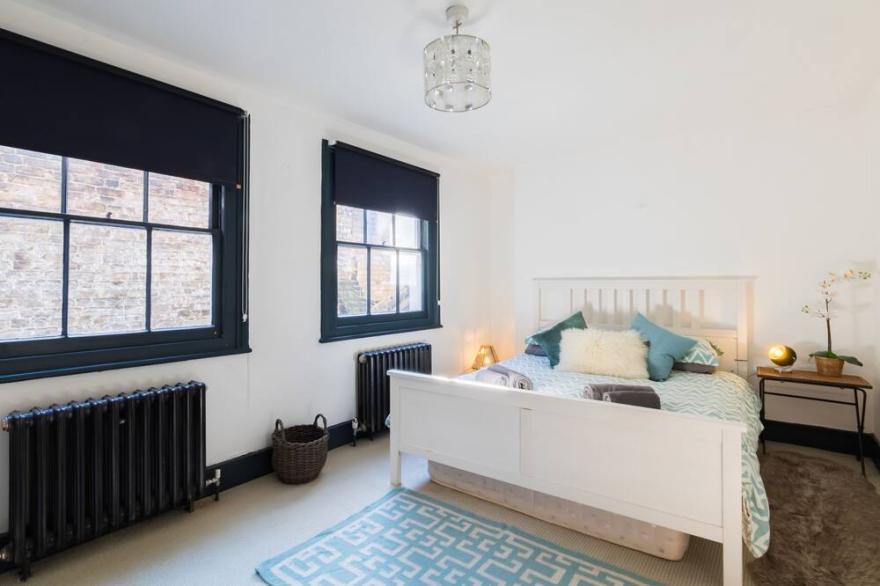 Beautiful light filled apt in fabulous location with roof terrace