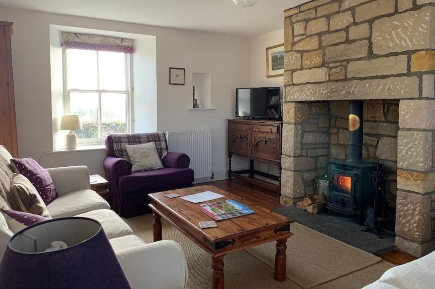 Rural Cottage With Beautiful Loch And Hill Views nr Edinburgh