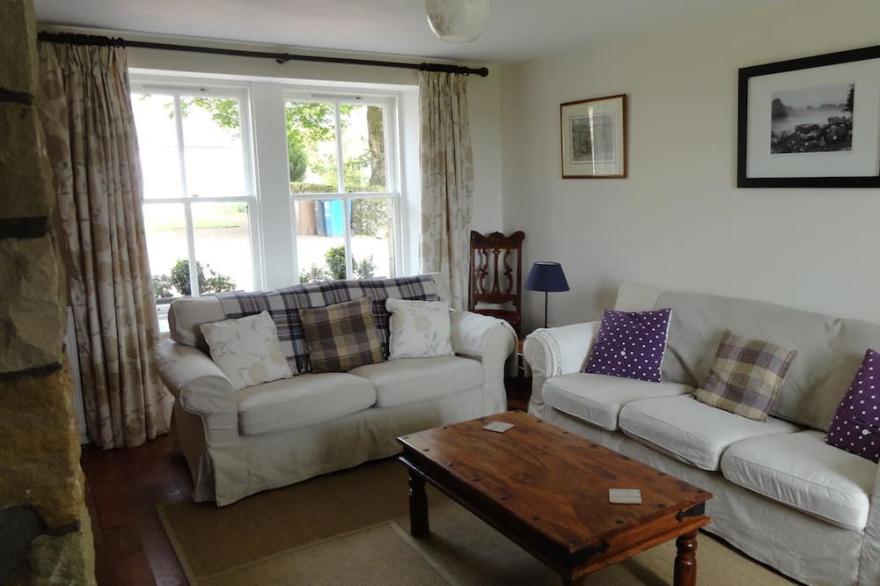 Rural Cottage With Beautiful Loch And Hill Views nr Edinburgh