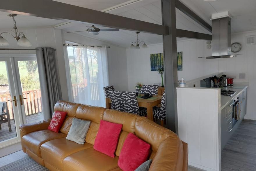 40ft x 20ft luxury holiday lodge near Scarborough; 3 bed, sleeps 6, hot tub