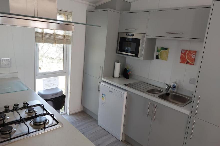 40ft x 20ft luxury holiday lodge near Scarborough; 3 bed, sleeps 6, hot tub