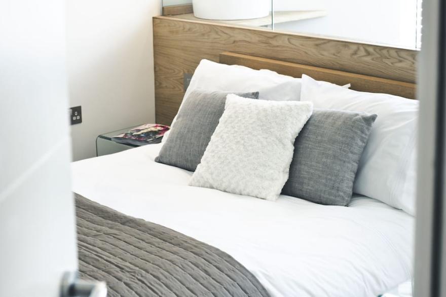 Luxury Self Catering House with Hot Tub short walk to beaches and town