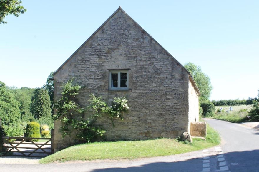 Delightful, barn cottage in peaceful rural village. Walks, pubs, scenery. Relax!
