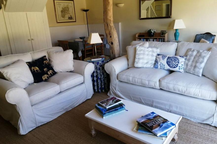 Delightful, barn cottage in peaceful rural village. Walks, pubs, scenery. Relax!